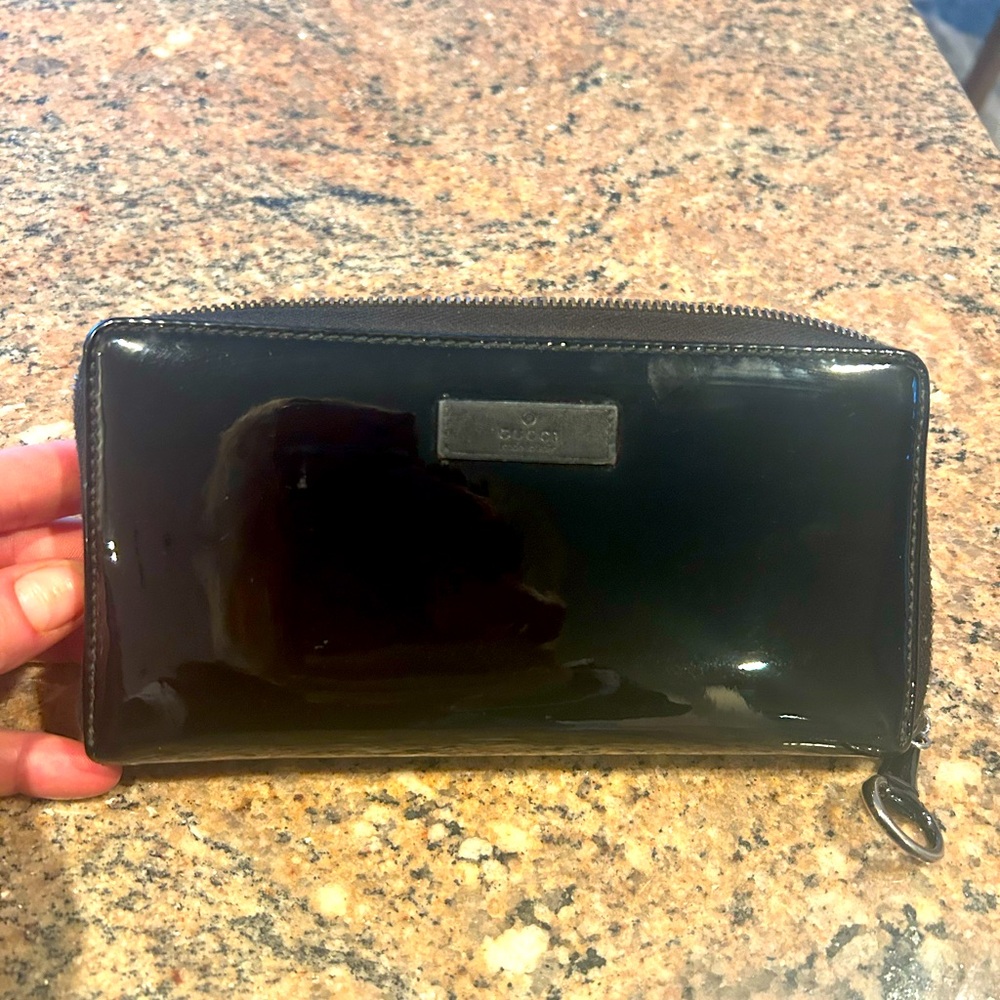 Gucci zipper black patten leather wallet